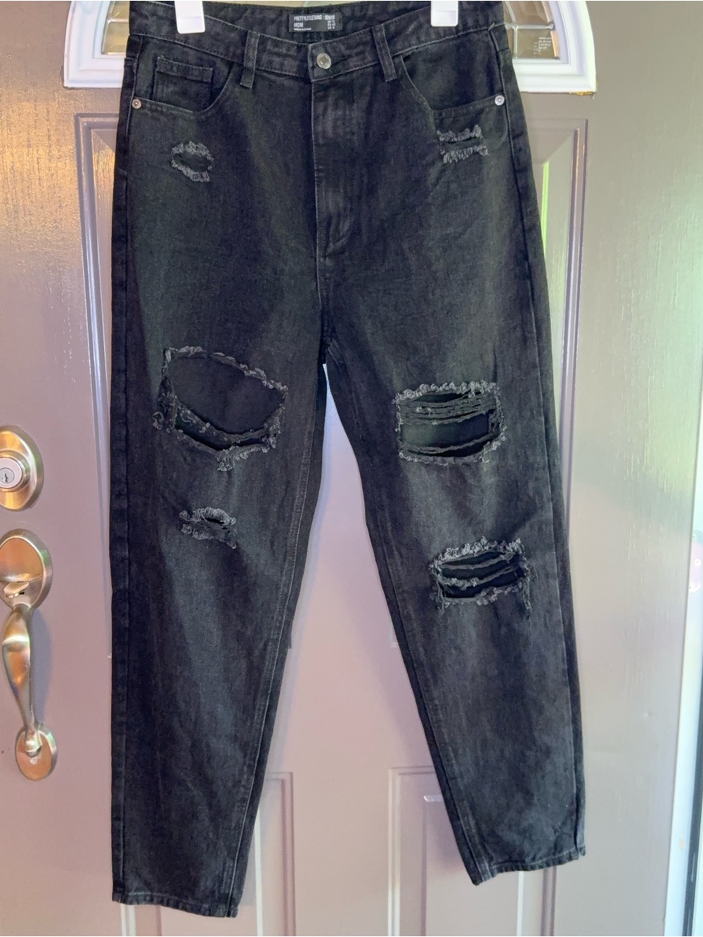 PrettyLittleThing Black Distressed straight  Jeans